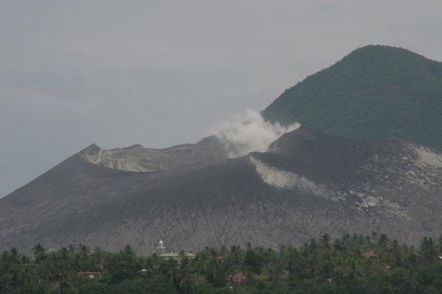 tavurvurvolcanowithtowninforeground.jpg